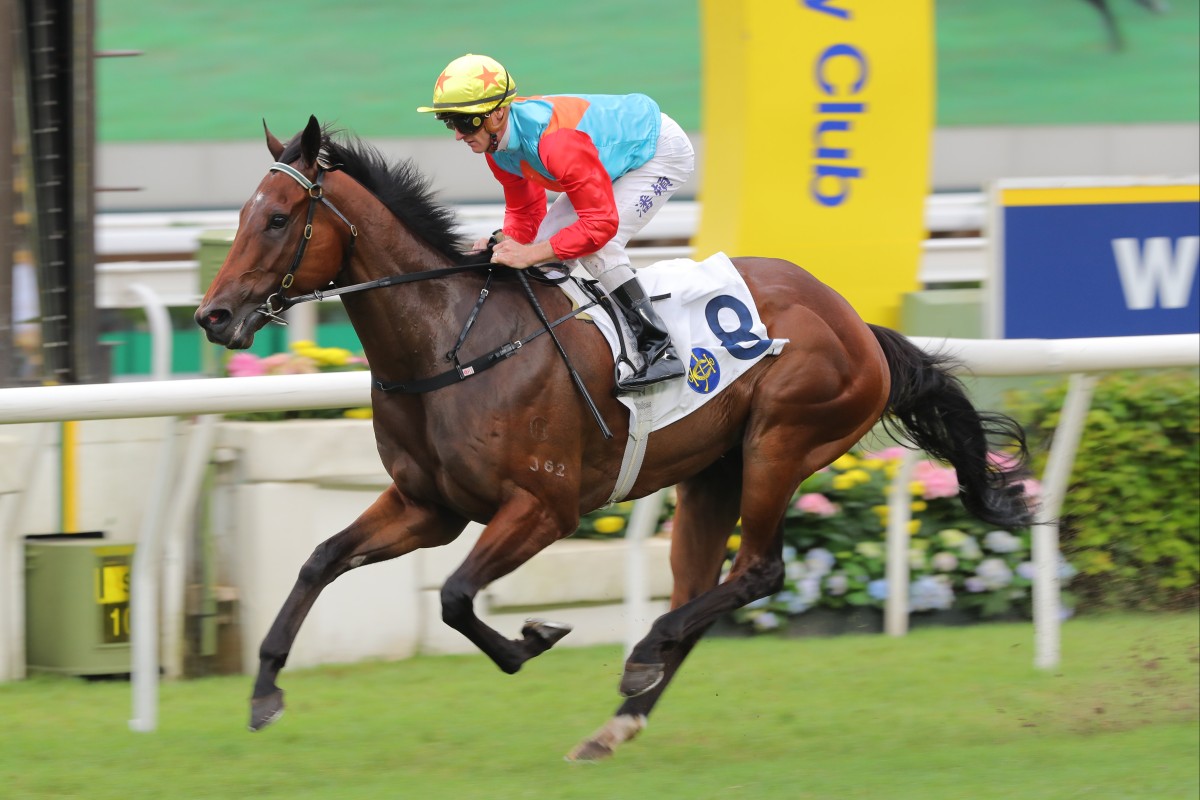 Zac Purton guides Ka Ying Rising to a third straight win. Photos: Kenneth Chan