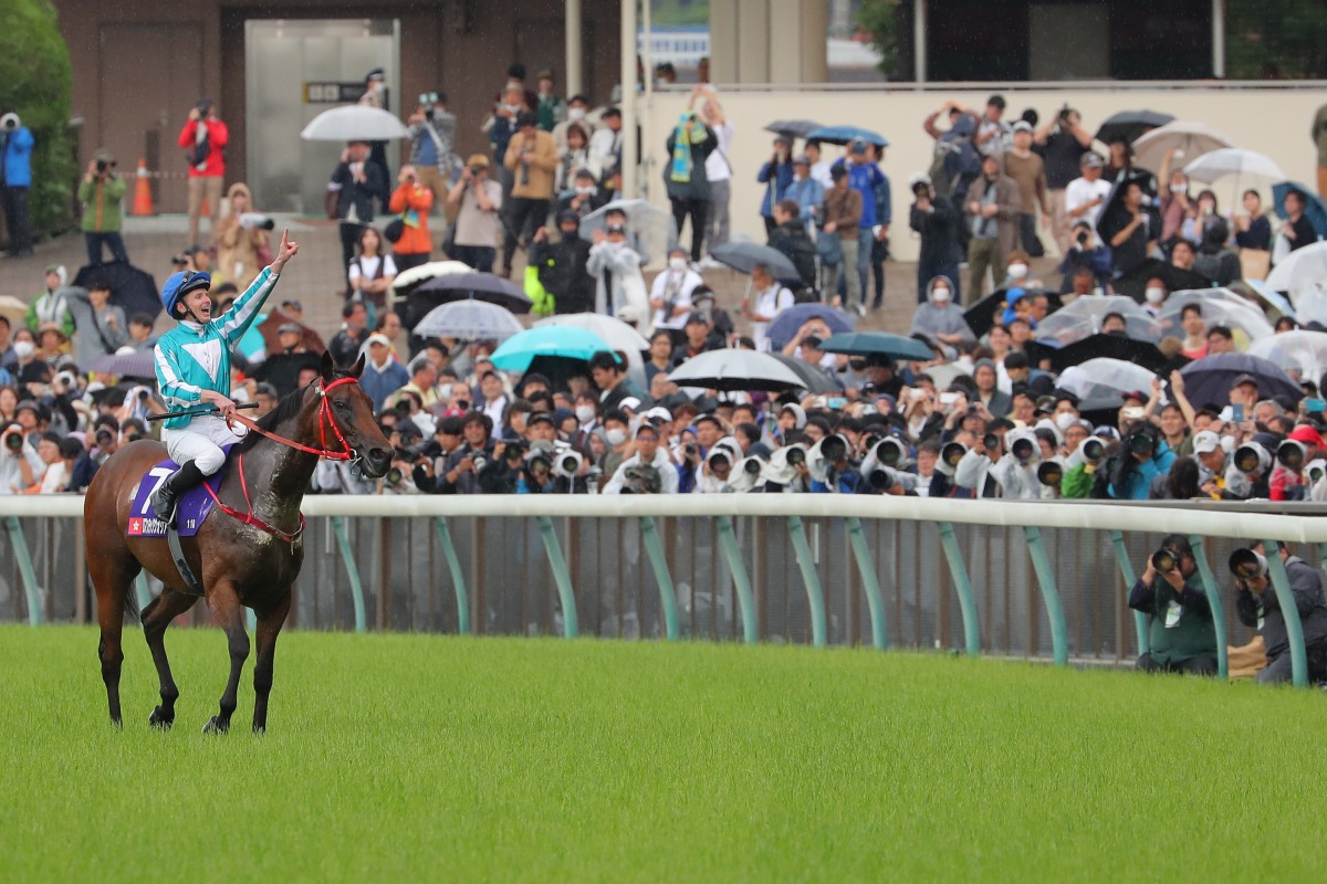 James McDonald salutes the Tokyo crowd after Romantic Warrior’s Yasuda Kinen success. Photos: Kenneth Chan