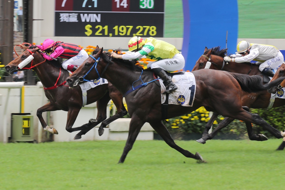Thunder Blink storms home down the outside to nail Santorini last start. Photos: Kenneth Chan