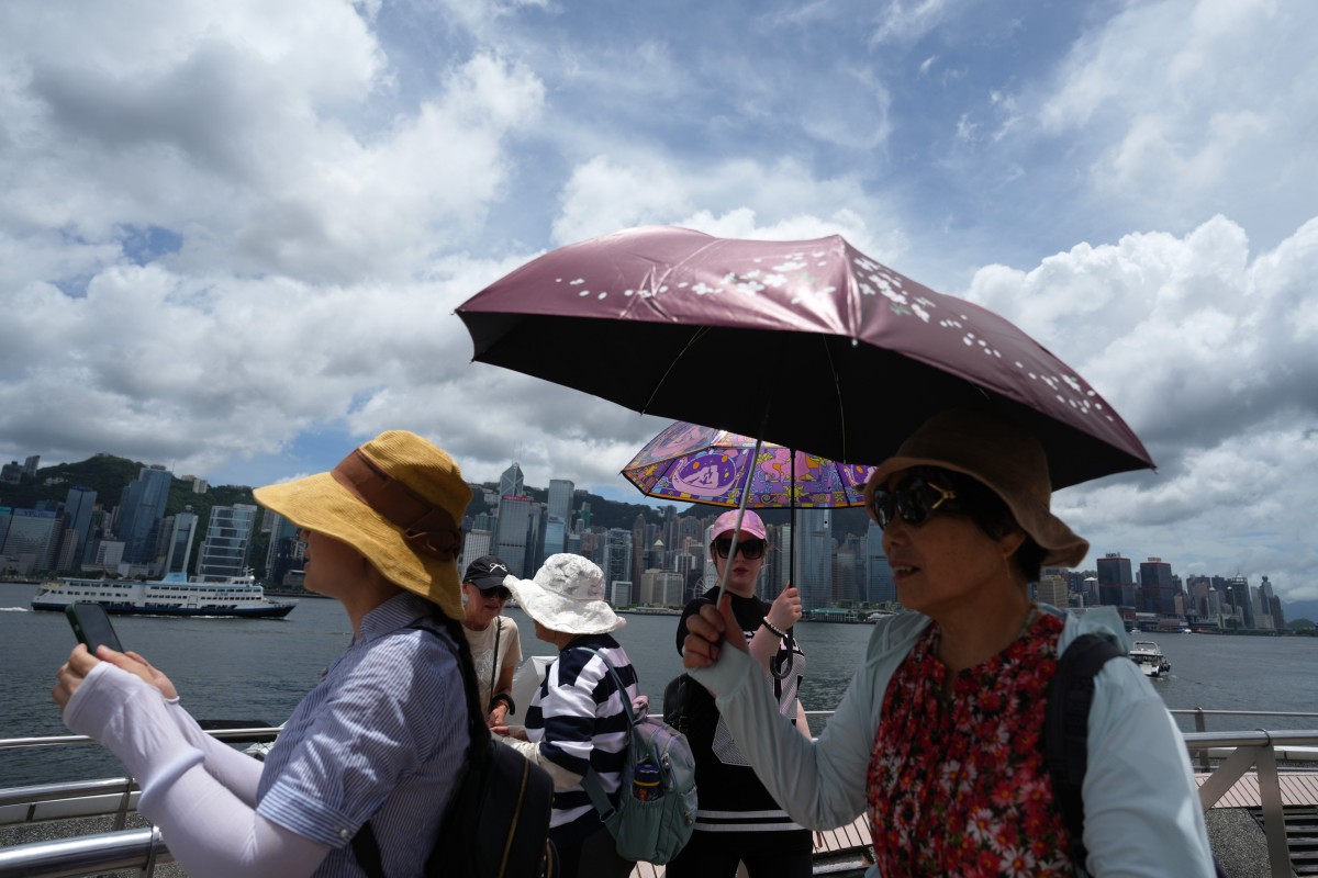Hong Kong’s weather forecaster says temperatures will soar to 35 degrees Celsius in anticipation of a severe typhoon. Photo: Sam Tsang