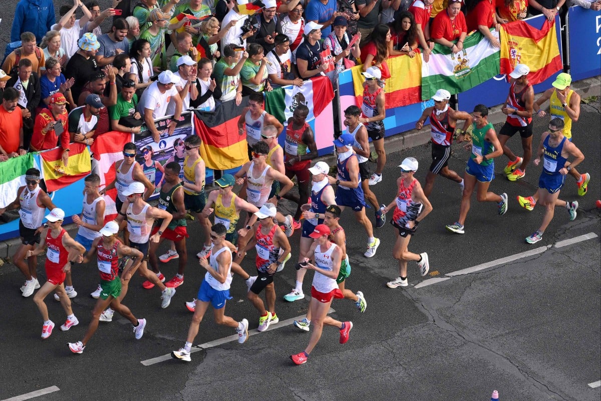 Athletes compete in the men’s 20km race walk of the athletics event at the Paris Olympics on August 1, 2024. Photo: AFP