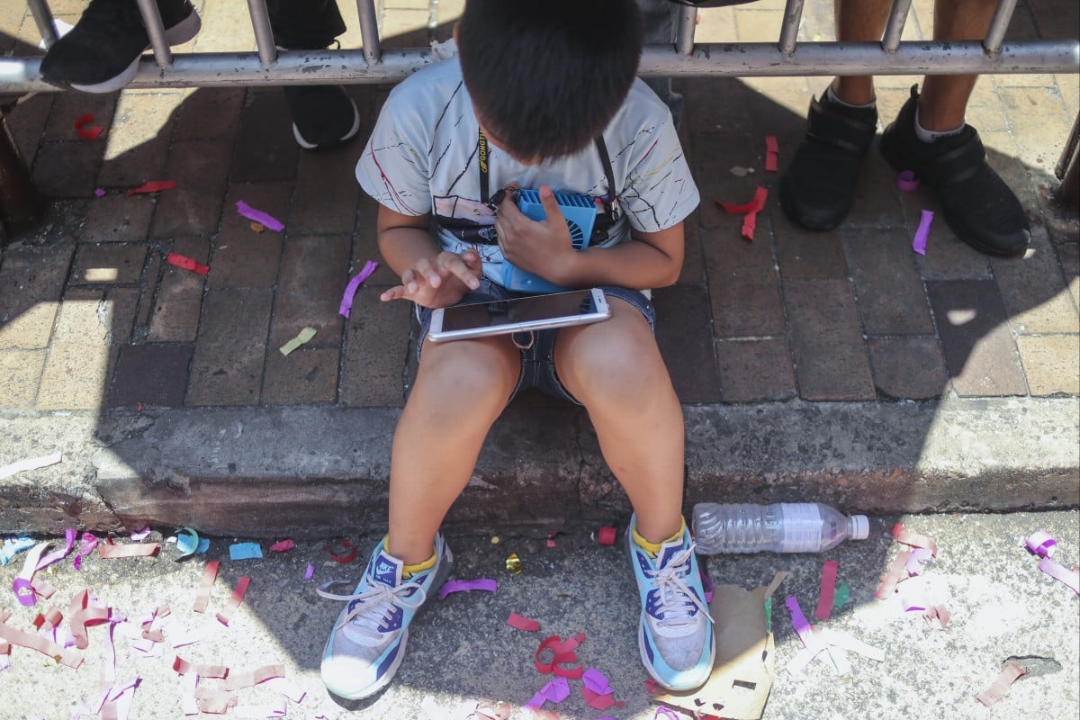 Hong Kong parents are struggling to control their children’s use of gadgets. Photo: Winson Wong
