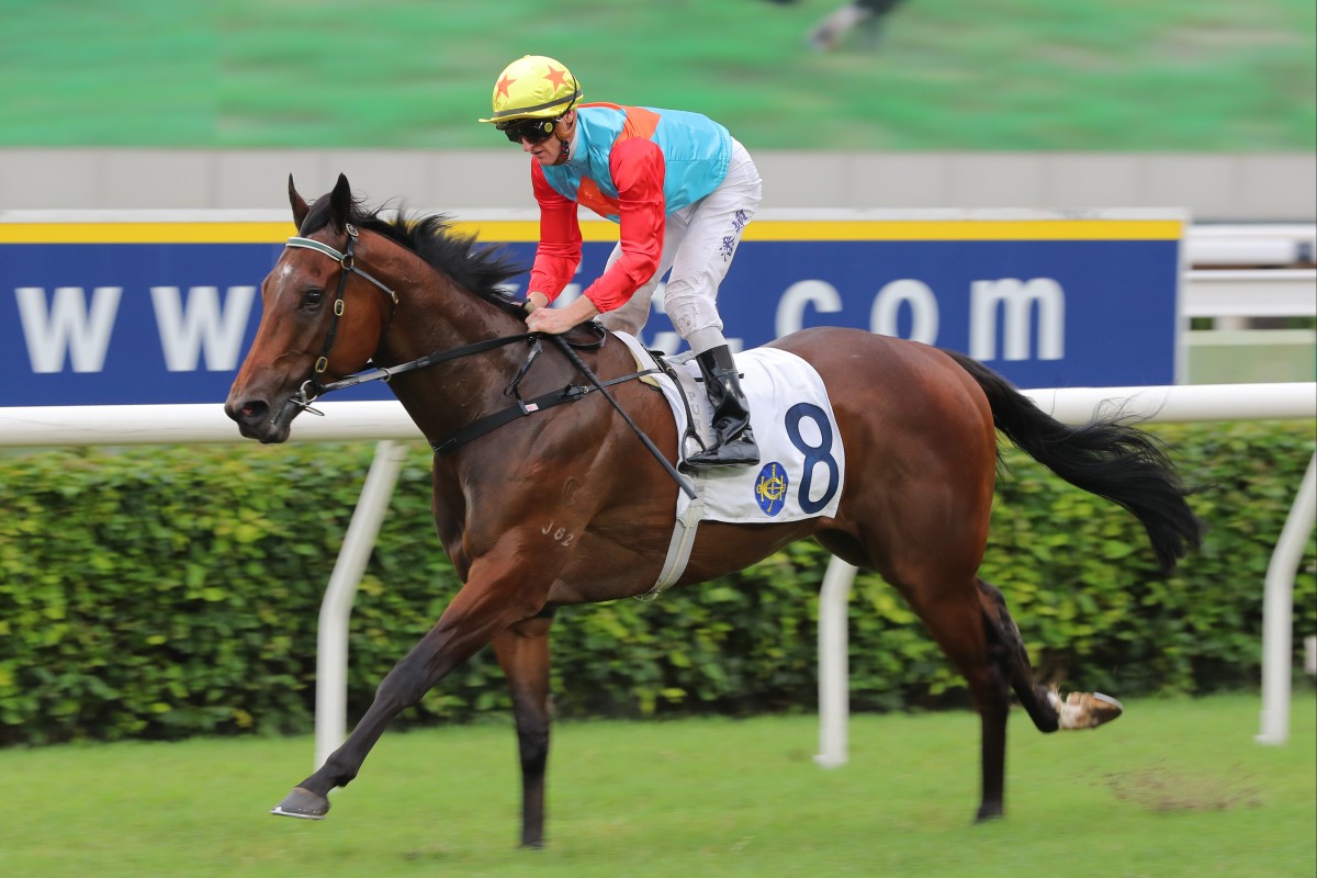 Zac Purton eases Ka Ying Rising to victory at Class Two level in May. Photos: Kenneth Chan