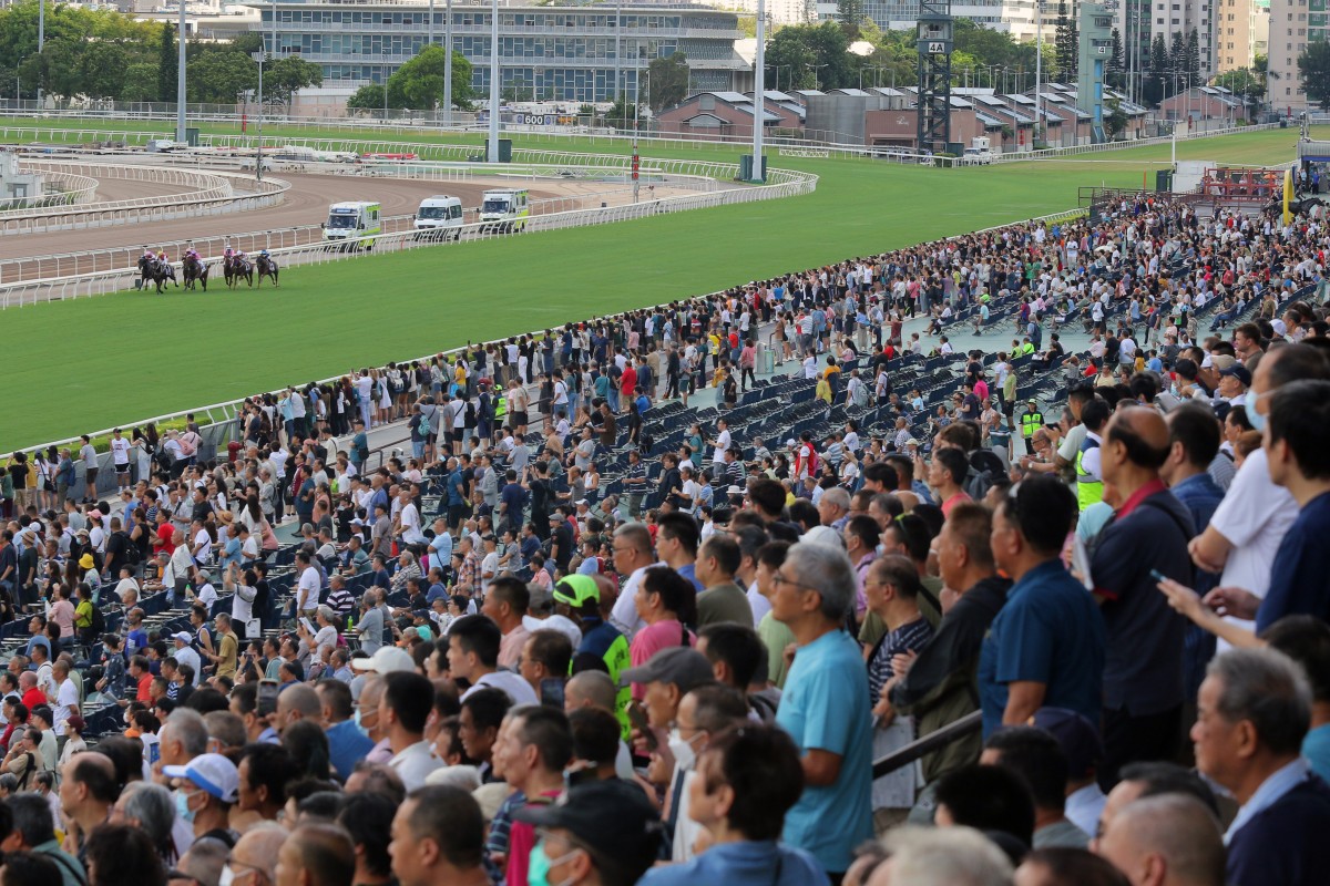 A healthy crowd cheers as the field powers down the Sha Tin straight. Photos: Kenneth Chan