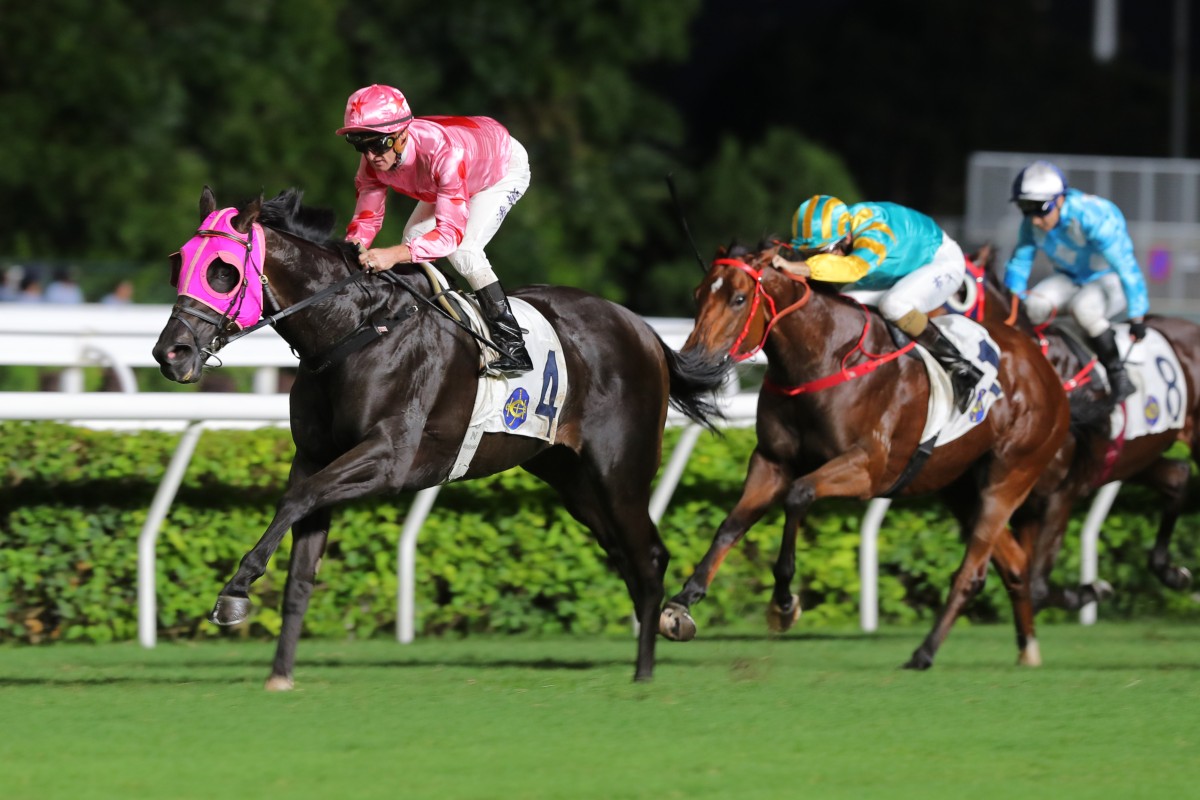 Chancheng Glory (left) surges for home at Sha Tin in July. Photos: Kenneth Chan