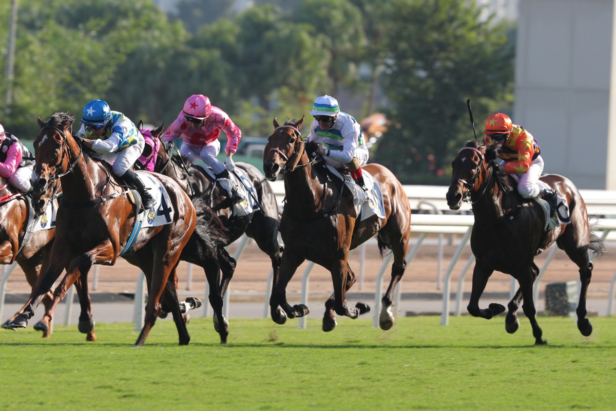 Voyage Bubble (second to right) and Straight Arron (right) hit the line powerfully in Sunday’s Sha Tin Trophy. Photos: Kenneth Chan