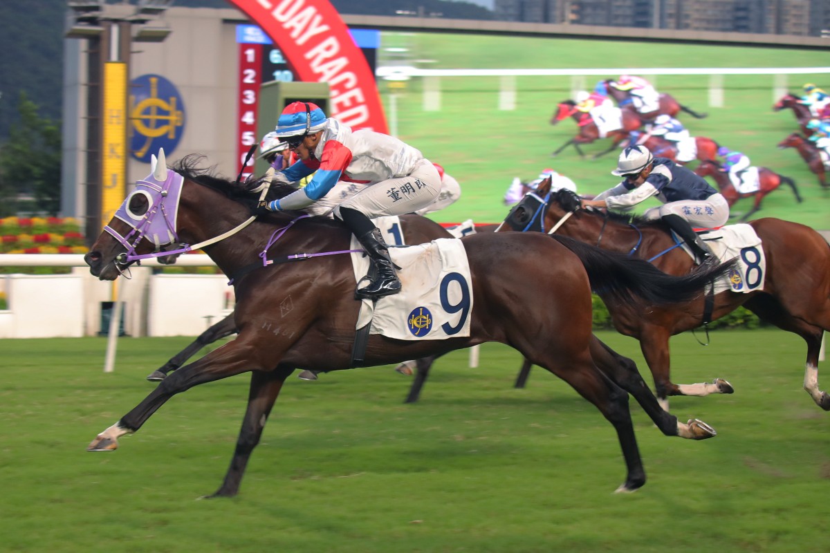 Keagan de Melo guides Winning Gold to a third consecutive win at Sha Tin. Photos: Kenneth Chan