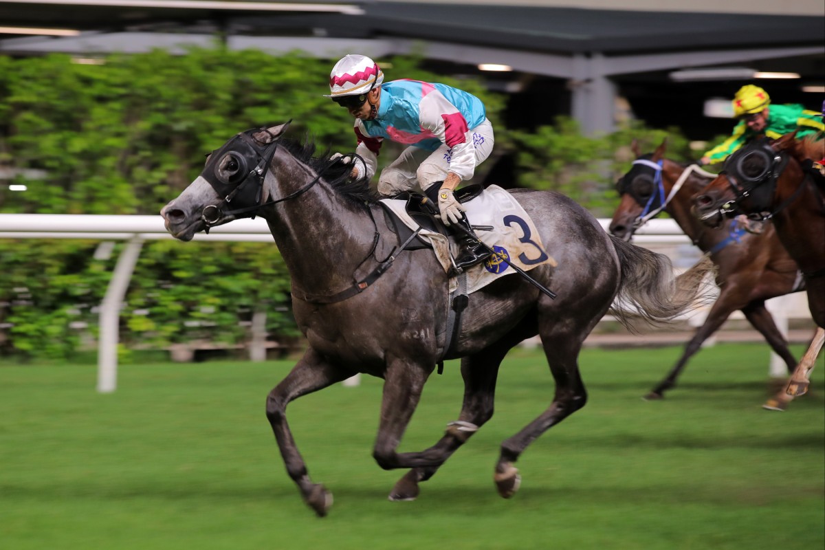 Red Elegance salutes under Matthew Chadwick at Happy Valley. Photos: Kenneth Chan
