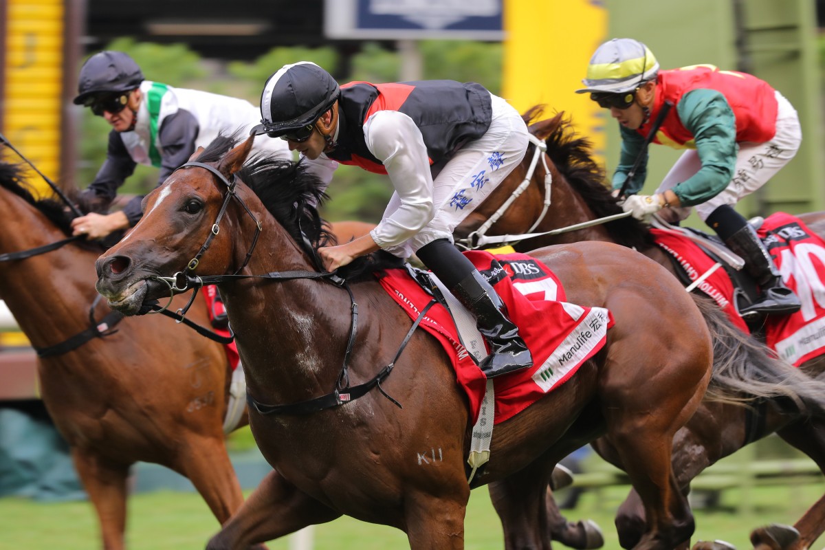 Young Emperor salutes on debut, with Romantic Son second. Photo: Kenneth Chan