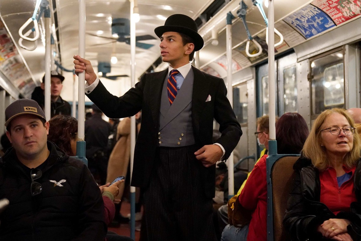 Step back in time on the New York subway! Historic carriages are back in service, complete with vintage ads and a nostalgic atmosphere. Photo: AFP