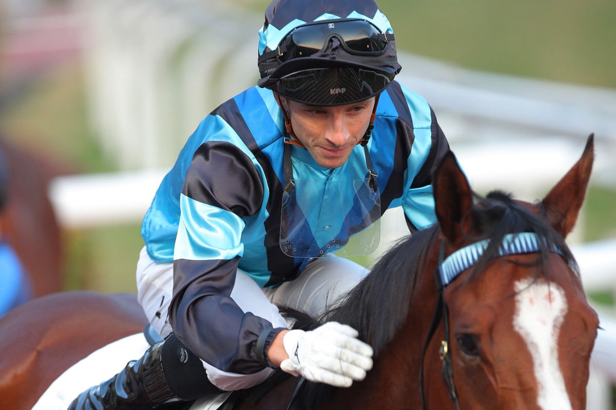 Lyle Hewitson gives the victorious Full Credit a well-earned pat. Photos: Kenneth Chan