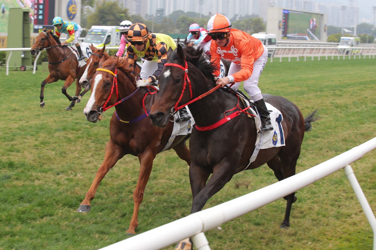 Howdeepisyourlove (inside) overhauls Magic Control in the firnal stride. Photos: Kenneth Chan