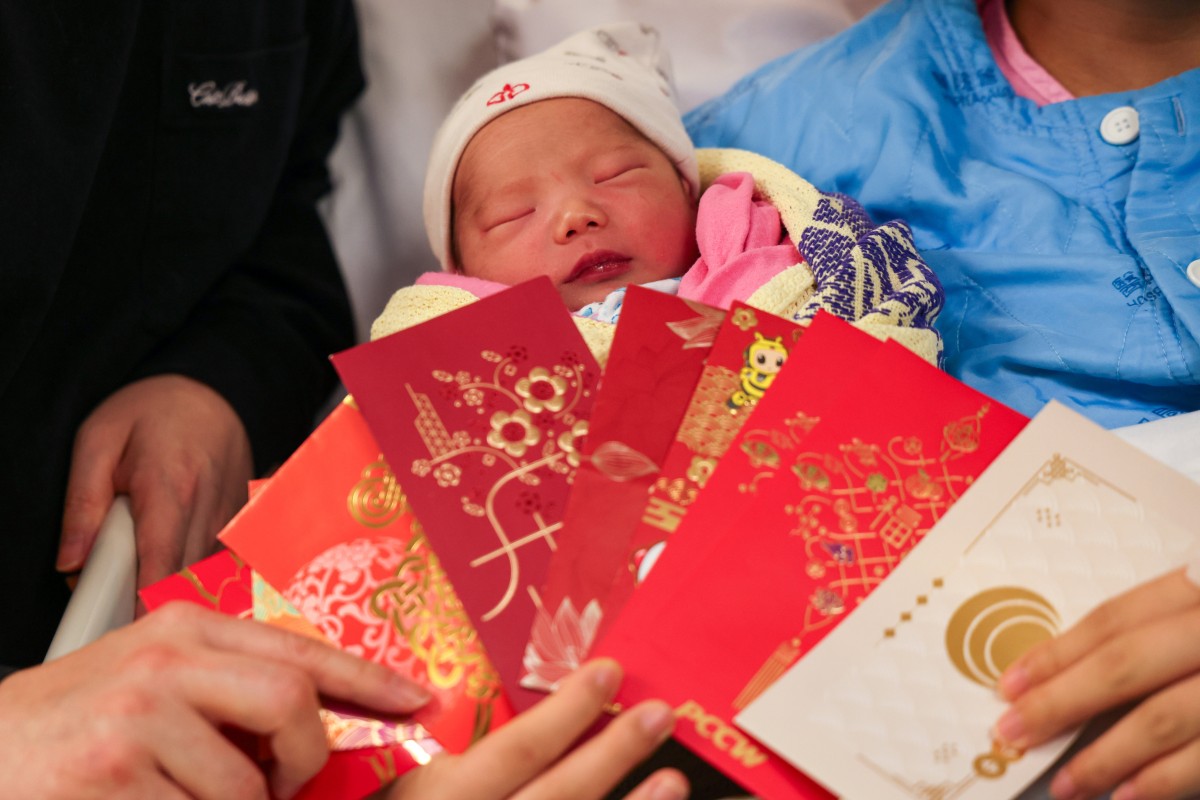 A couple surnamed Lung gave birth to a baby boy weighing 3.56kg at Princess Margaret Hospital on New Year’s Day. Photo: Jelly Tse