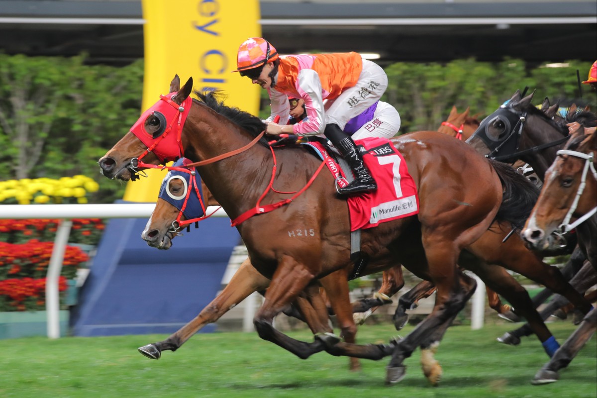 Harry Bentley salutes aboard Helene Feeling in the Group Three January Cup. Photos: Kenneth Chan