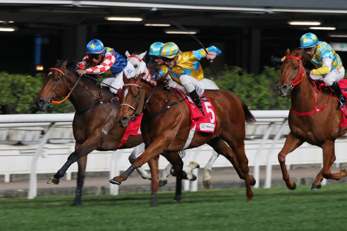 Mr Ascendency storms home under Luke Ferraris to score at Happy Valley. Photos: Kenneth Chan