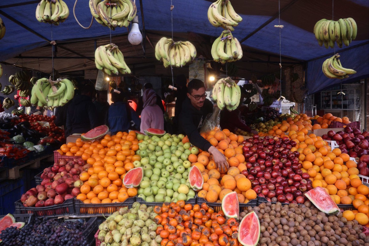 Amidst stalled ceasefire talks, Israel’s decision to halt aid into Gaza has sparked fear and soaring food prices. Photo: AFP