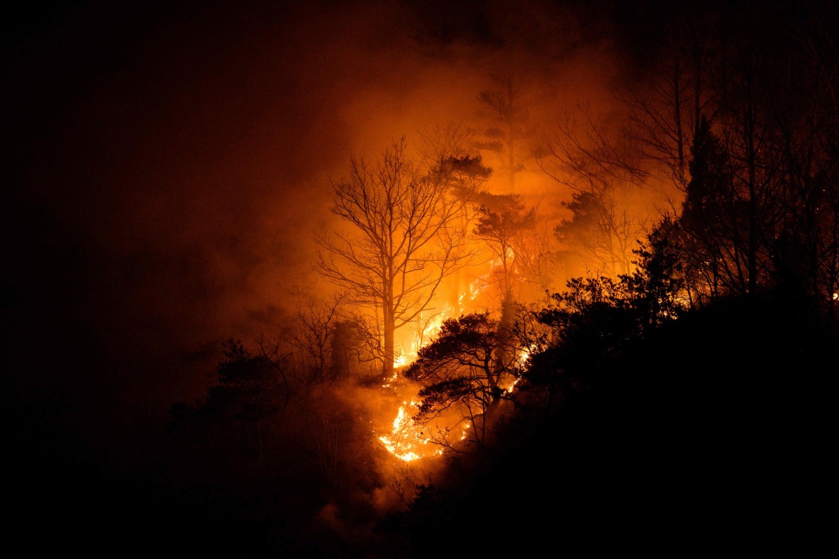 Smoke billows from a wildfire in Cheongsong, South Korea on March 27, 2025. Photo: AFP