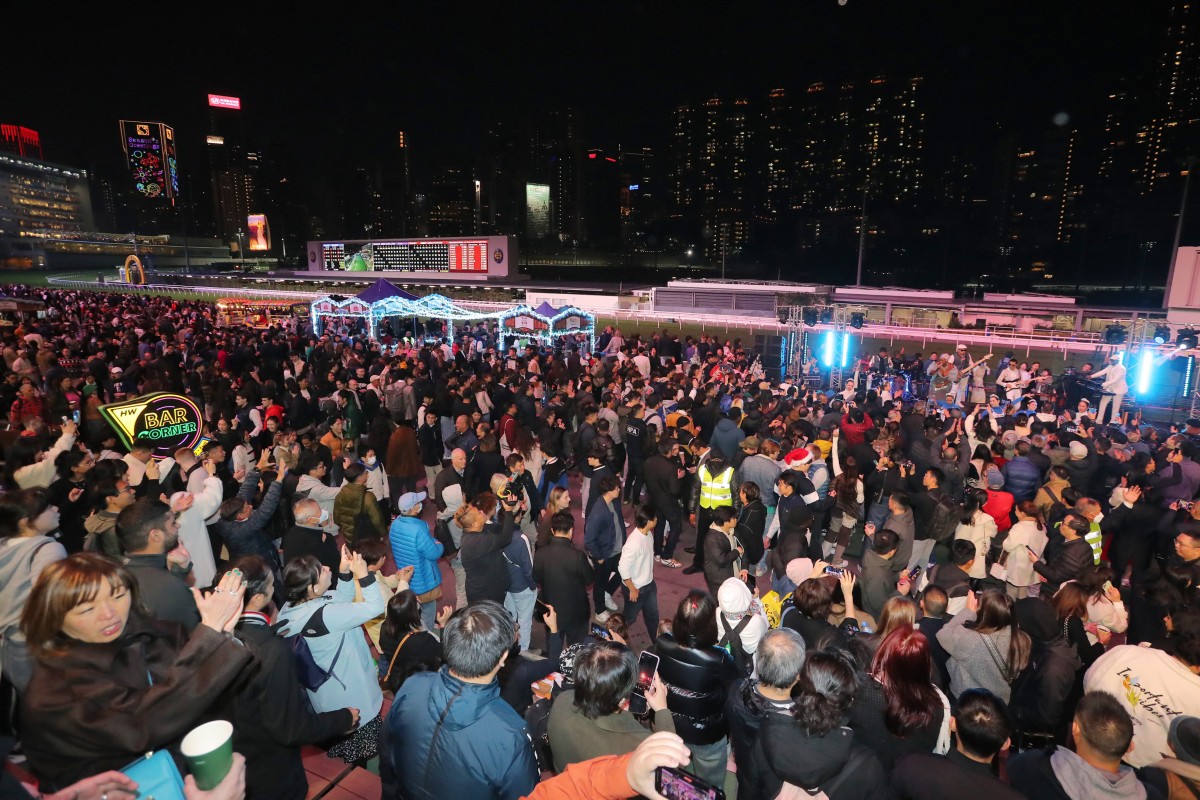 A packed Wednesday night crowd at the Happy Valley races. Photo: Kenneth Chan