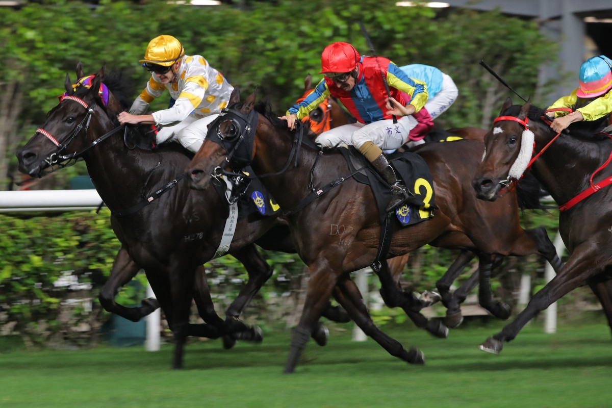 Goko Win (red cap) gets up close to home under Hugh Bowman. Photos: Kenneth Chan