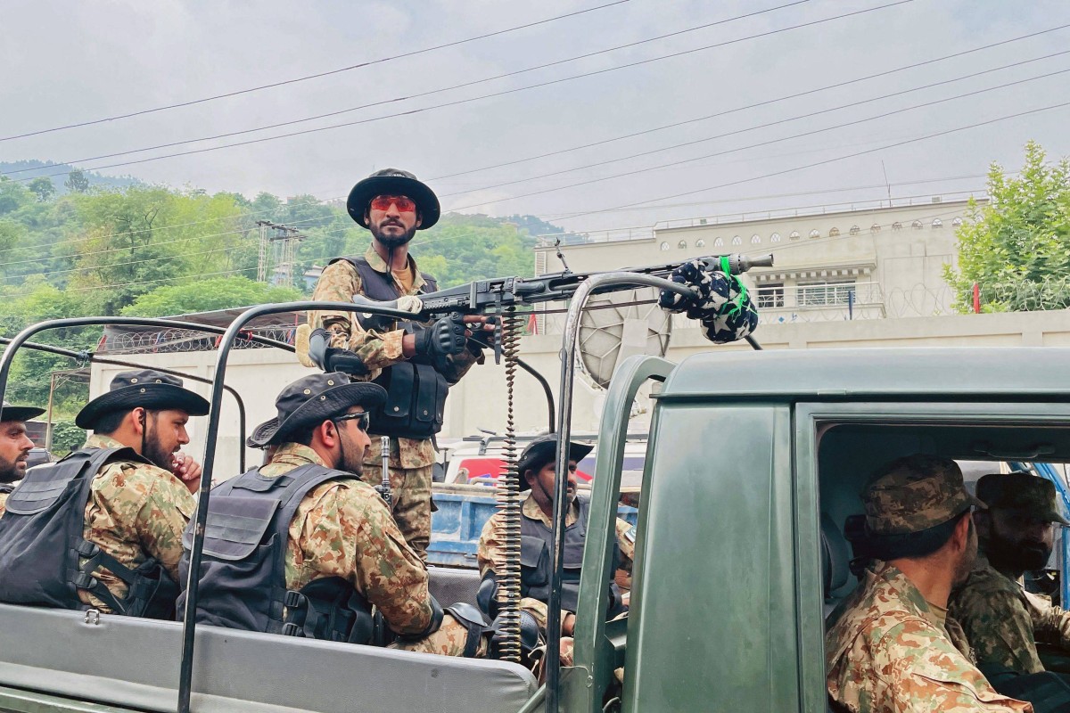 Soldiers patrol near the site of a damaged mosque after Indian strikes in Muzaffarabad, the capital of Pakistan-administered Kashmir, on May 7, 2025. Photo: AFP