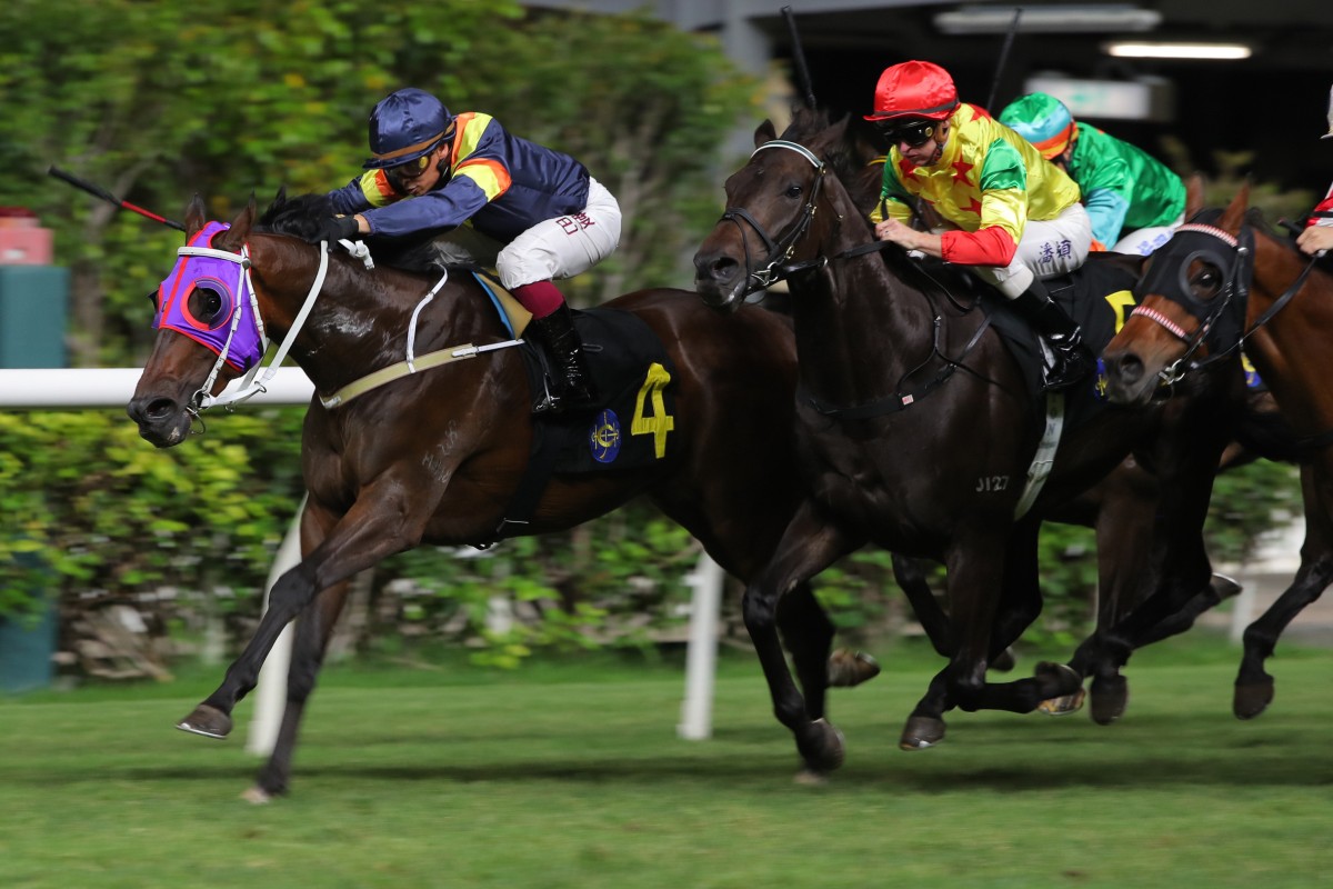 Californiatotality (inside) and Alexis Badel get on top late to win at Happy Valley. Photo: Kenneth Chan