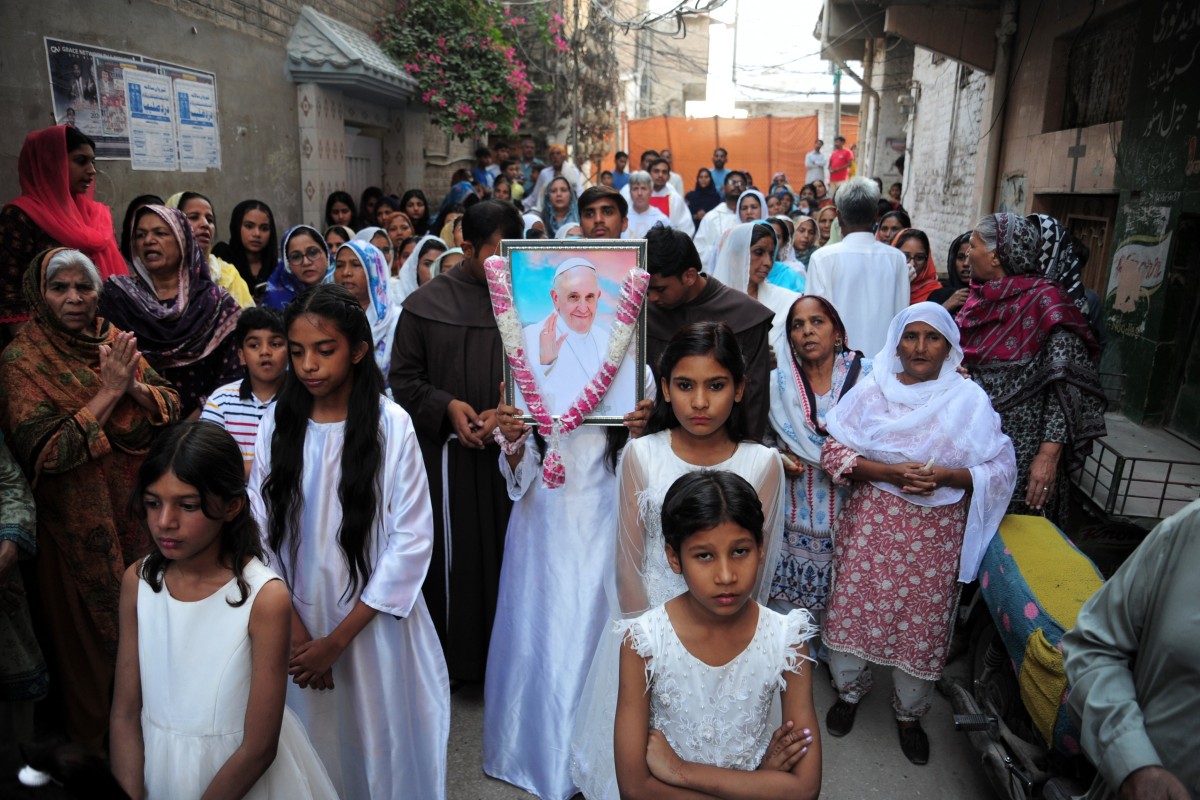 Members of the Christian community carry a portrait of the late Pope Francis during a mass in his honour at St Joseph Catholic Church in Hyderabad, Pakistan. Photo: EPA-EFE