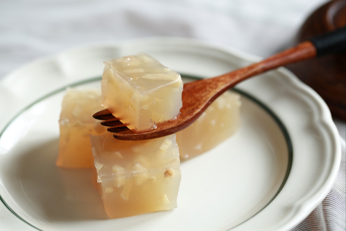 Check out one nutritionist’s recipe for chilled water chestnut cake. Photo: Shutterstock