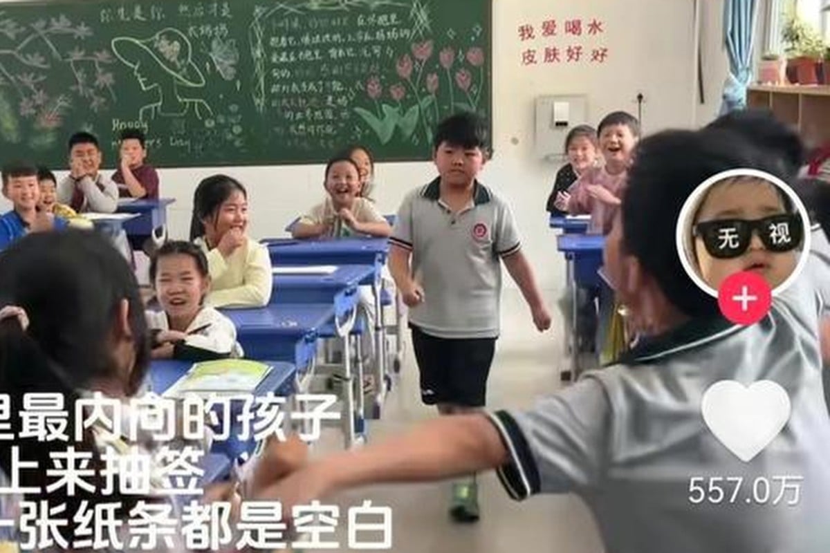 A teacher in China used a lucky draw to help a shy boy gain cheers and laughter from his classmates. Photo: 163.com