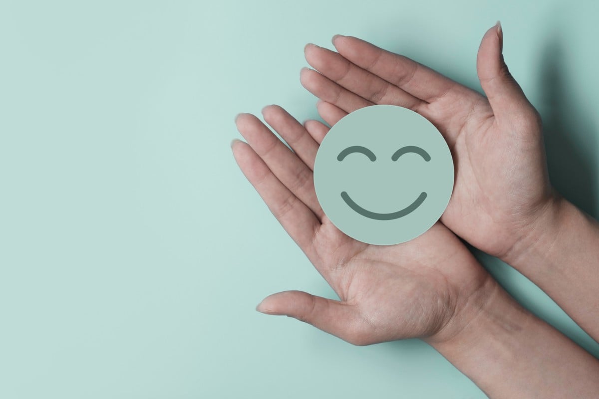 Acts of kindness, from sharing fruit to helping strangers, bring smiles and uplift spirits, showing the power of small gestures in daily life. Photo: Shutterstock