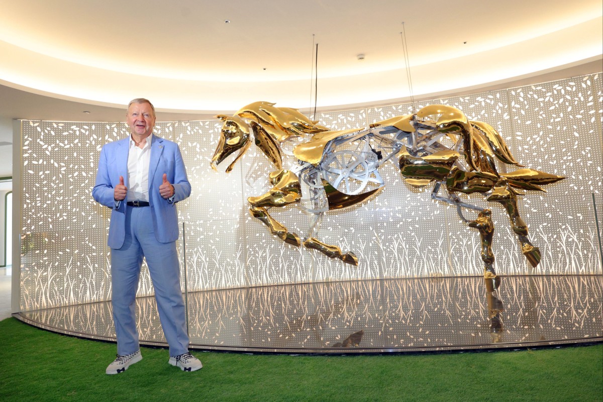 Winfried Engelbrecht-Bresges with the new mechanical galloping horse sculpture at Sha Tin. Photos: HKJC
