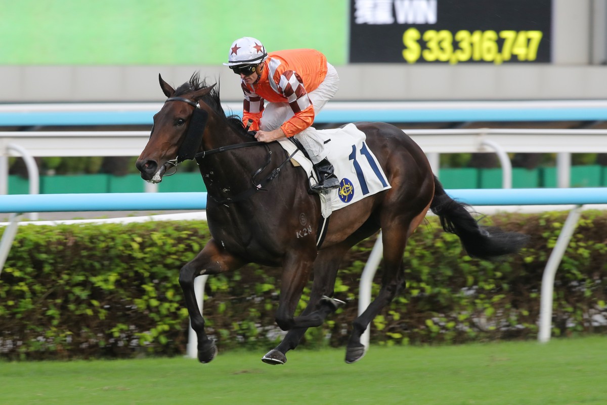 Bulb General cruises to victory under Zac Purton. Photos: Kenneth Chan