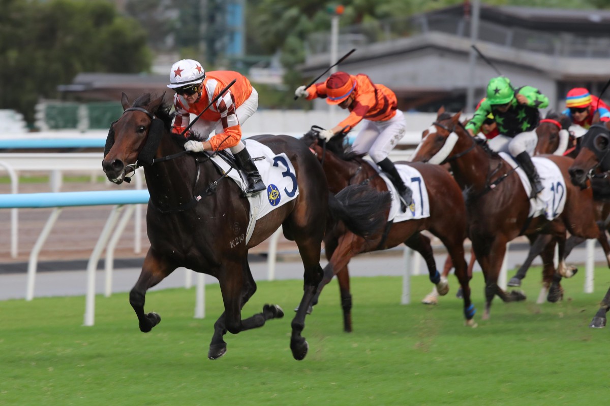 Bulb General storms home under Zac Purton to make it three wins in succession. Photos: Kenneth Chan