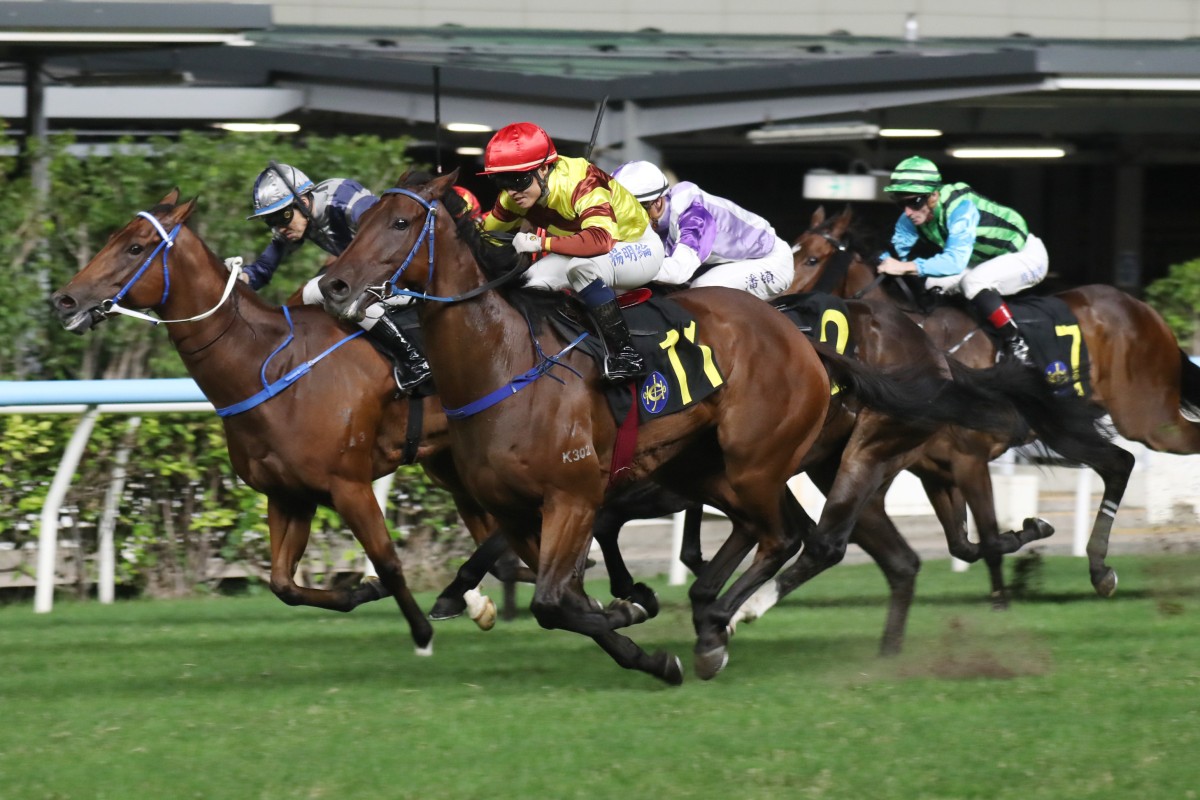 Team Team Folks storms home down the outside to score an upset win at Happy Valley. Photos: Kenneth Chan