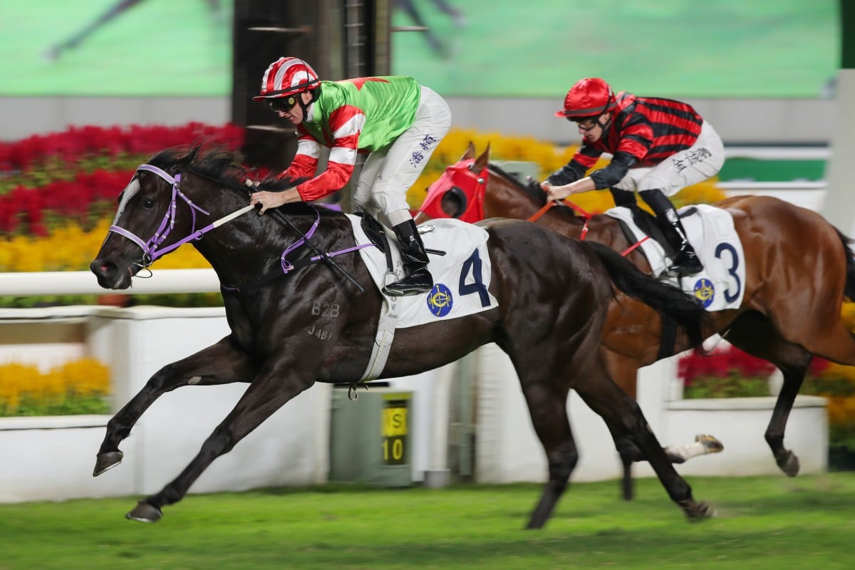 Top Dragon storms home down the outside to win under Zac Purton. Photos: Kenneth Chan