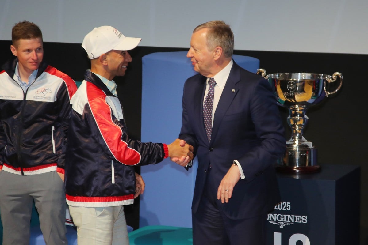 Joao Moreira (left) and Jockey Club chief executive Winfried Engelbrecht-Bresges shake hands at Wednesday night’s IJC press conference. Photos: Kenneth Chan