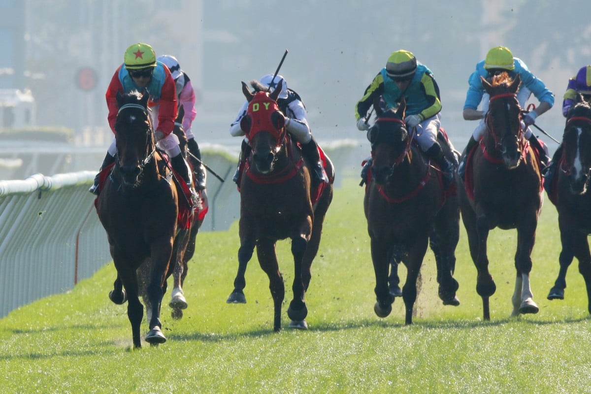 Ka Ying Rising (inside) cruises to victory in the Jockey Club Sprint. Photos: Kenneth Chan
