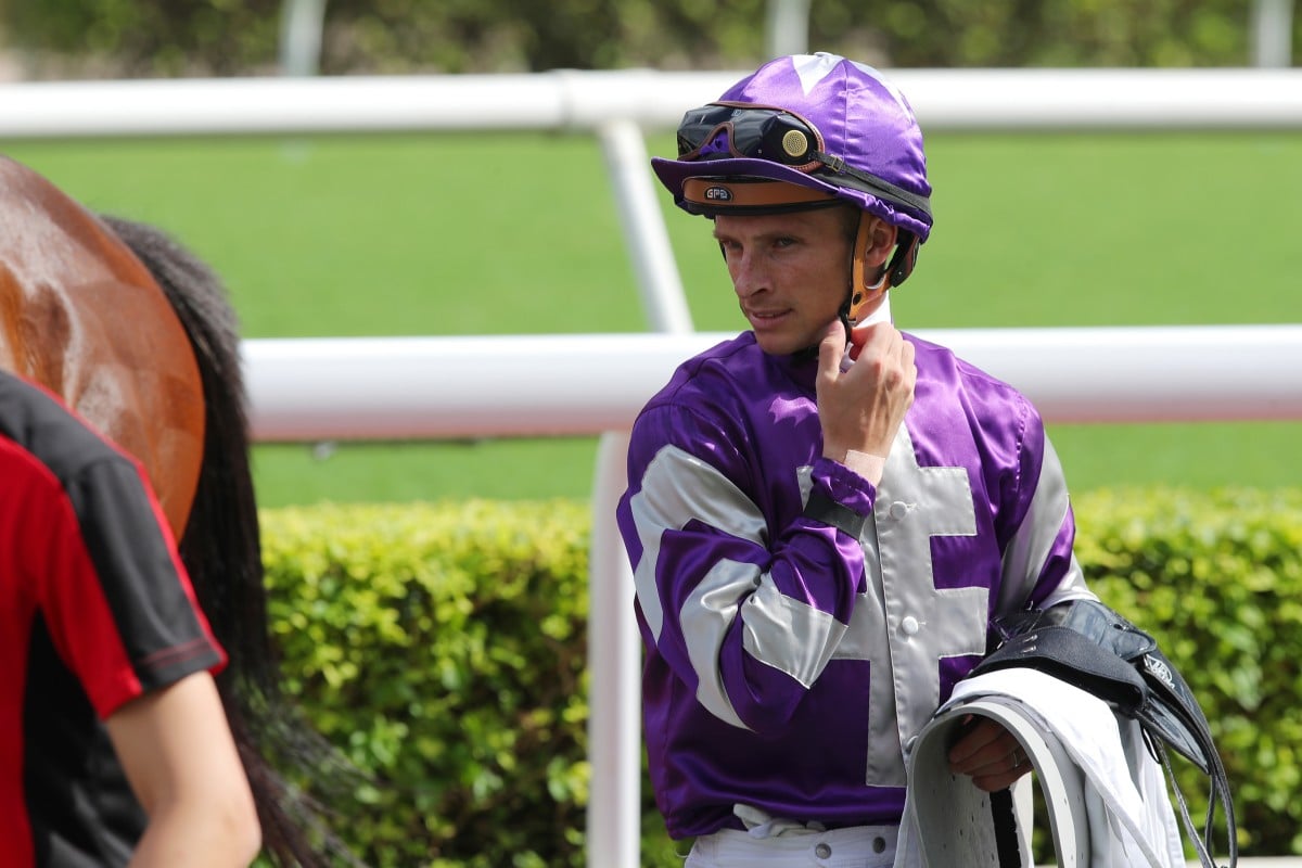 Lyle Hewitson has a useful book at Happy Valley. Photos: Kenneth Chan