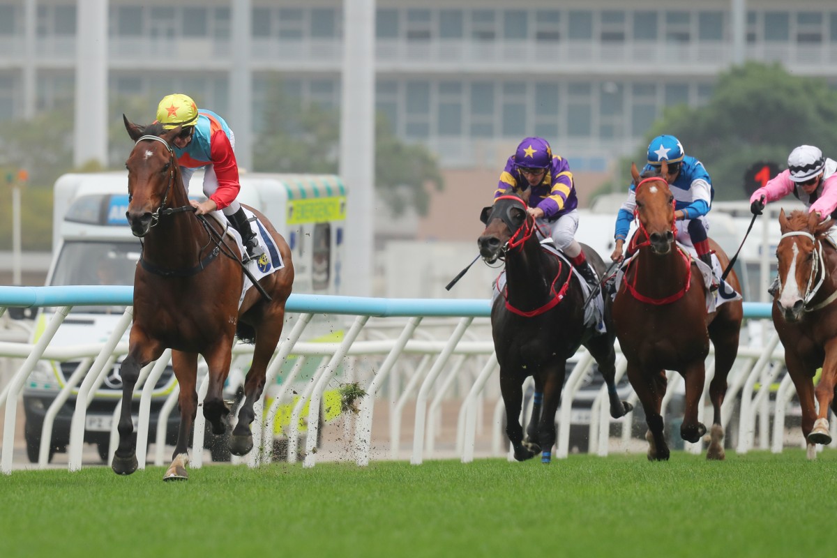 Ka Ying Rising streaks clear to win Monday’s Group Two Sprint Cup. Photos: Kenneth Chan