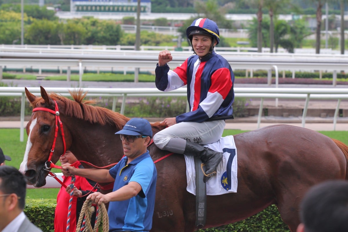 Jerry Chau pumps his fist in celebration after winning on Effortless Win. Photos: Kenneth Chan