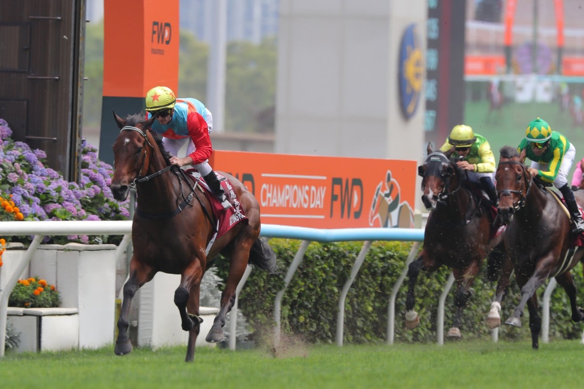 Ka Ying Rising streaks to clear to win April’s Chairman’s Sprint Prize under Zac Purton. Photos: Kenneth Chan
