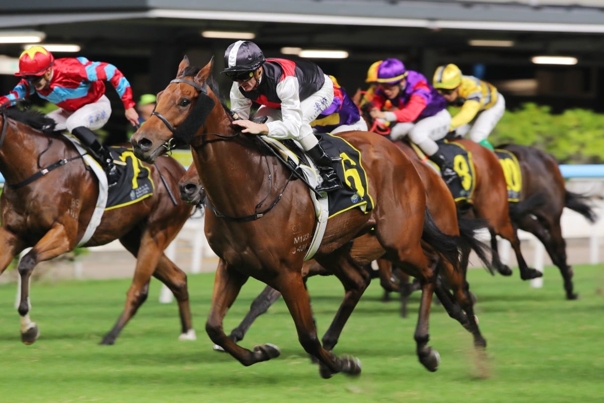 Young Arrow storms home to score under Zac Purton. Photos: Kenneth Chan