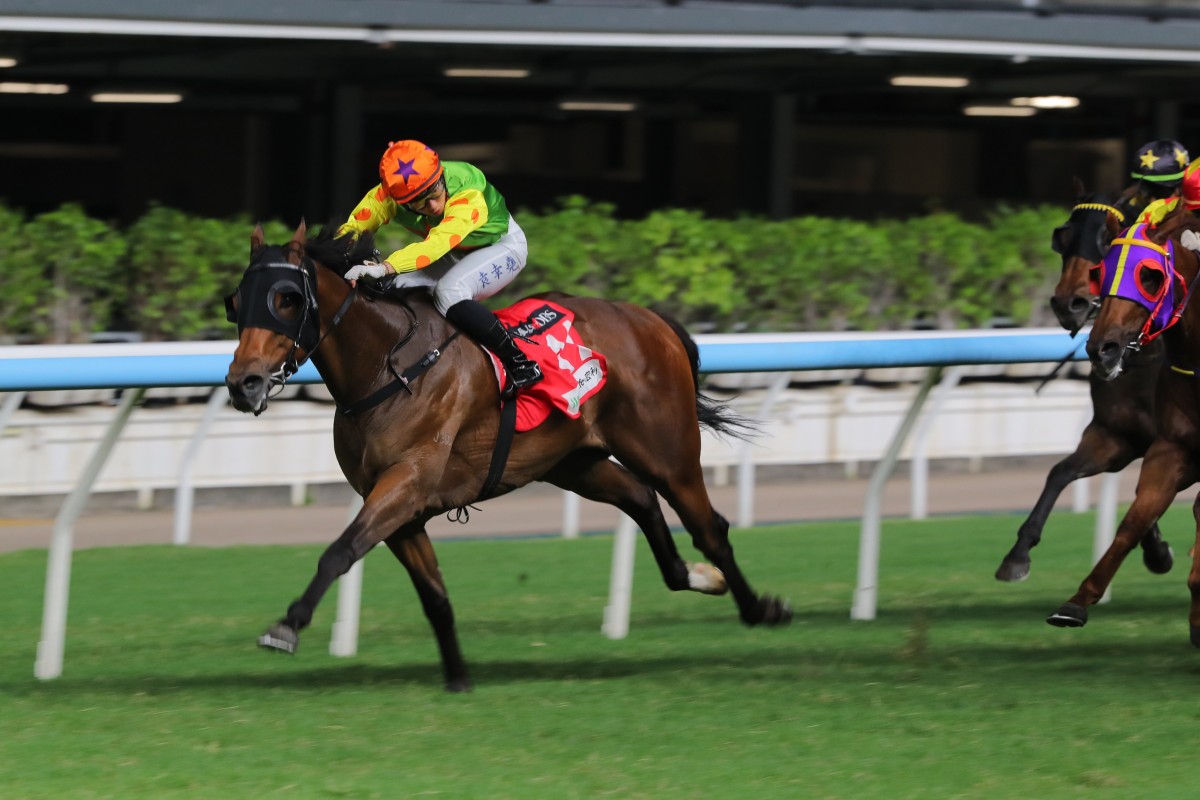 Nichola Yuen guides Prestige Always to victory at Happy Valley. Photos: Kenneth Chan