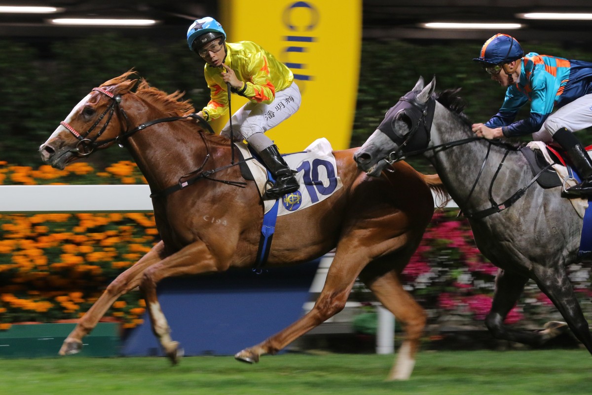Matthew Poon salutes the crowd as he wins on Flat Heaven. Photos: Kenneth Chan