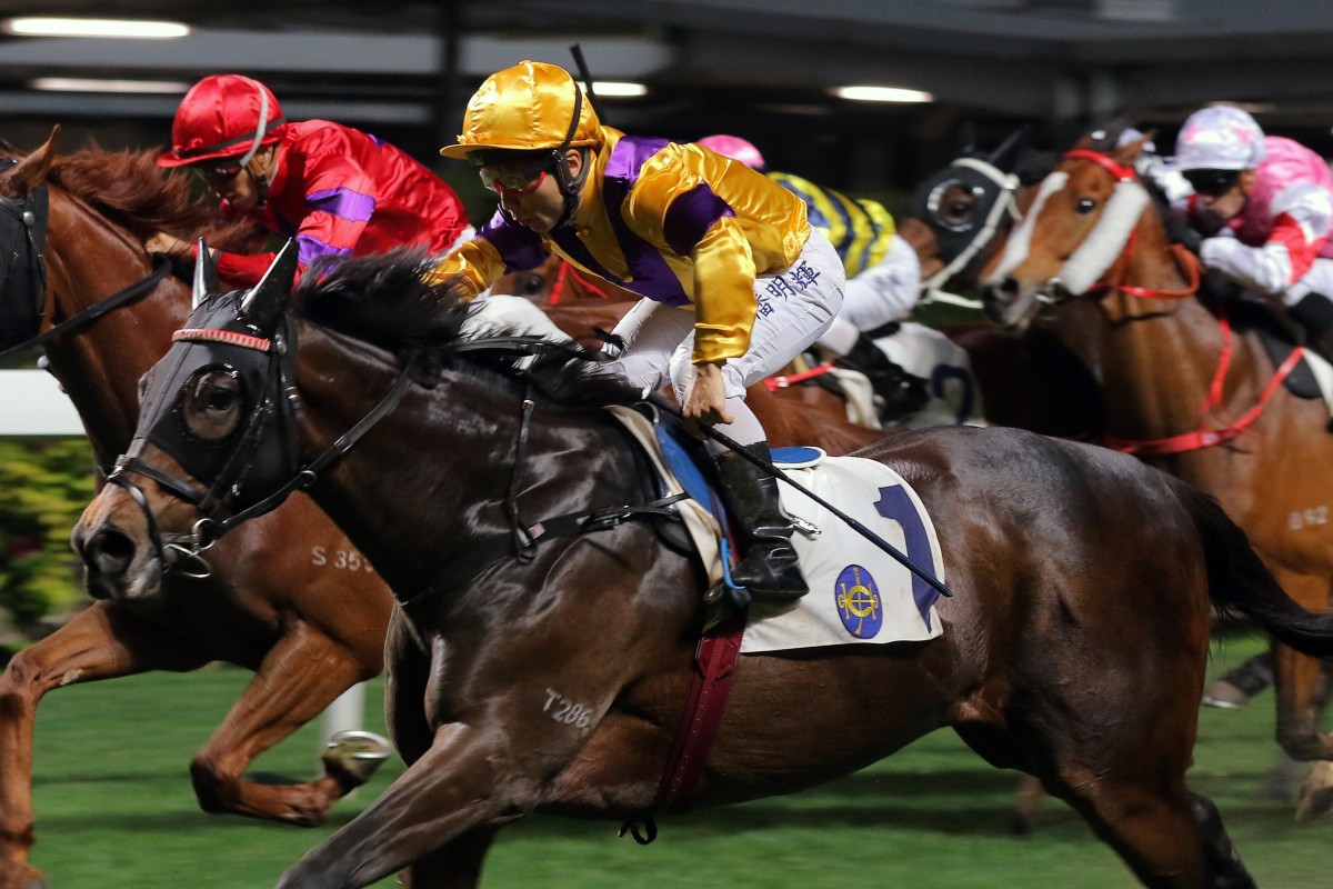 Matthew Poon lifts Citron Spirit to victory at Happy Valley on Wednesday night. Photos: Kenneth Chan