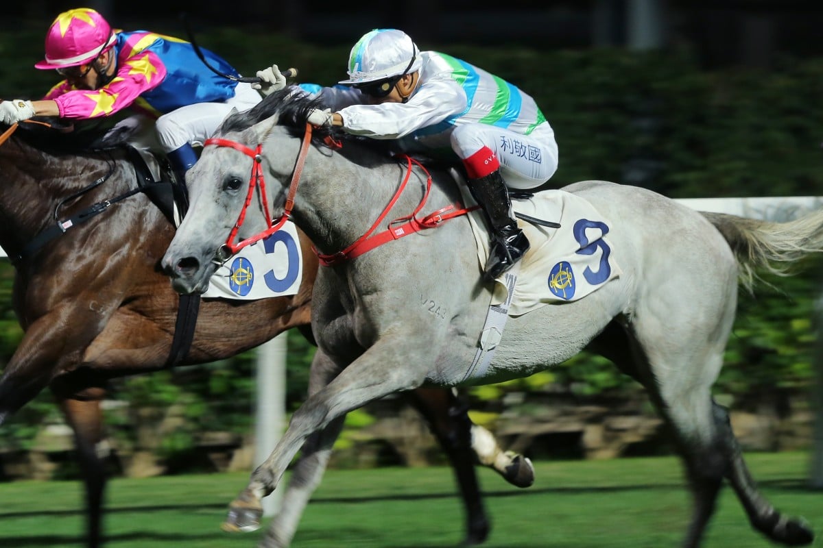 Grant van Niekerk (outside) on The Full Bloom storms home to win in an upset result at Happy Valley on Wednesday night. Photos: Kenneth Chan