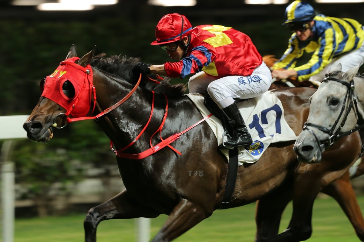 Ben So drives Travel First to victory at Happy Valley on Wednesday night. Photos: Kenneth Chan