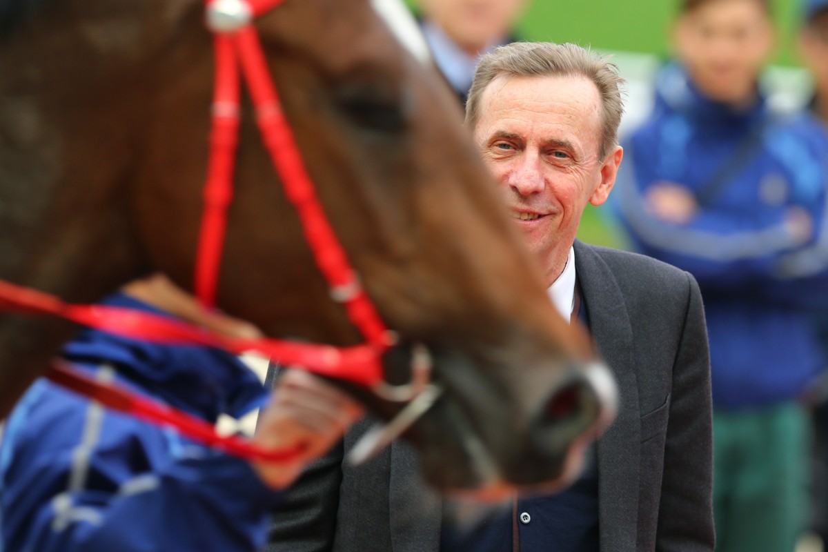 John Size admires the undefeated Champion’s Way. Photos: Kenneth Chan