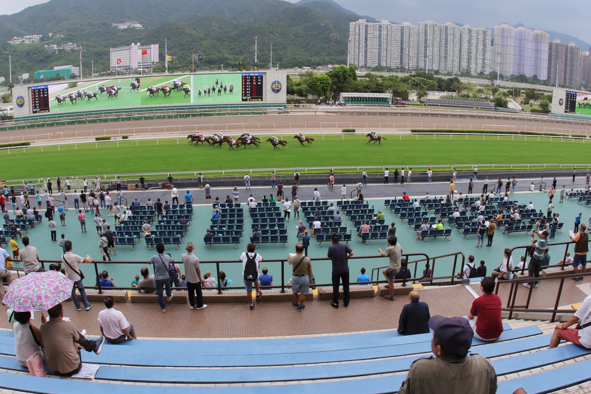 Curling Luxury races away to win in front of a tiny Sha Tin crowd. Photo: Kenneth Chan