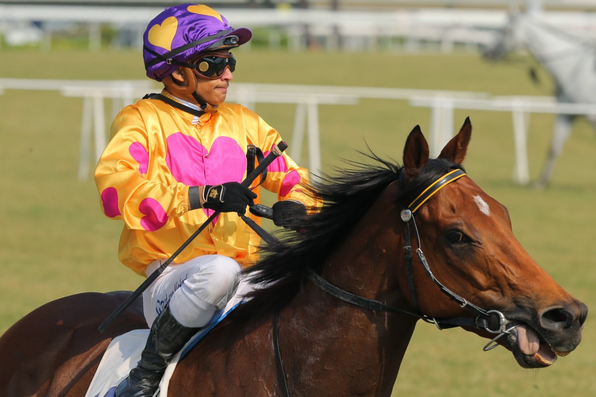 Grant van Niekerk returns to scale after saluting aboard Star Superior. Photos: Kenneth Chan