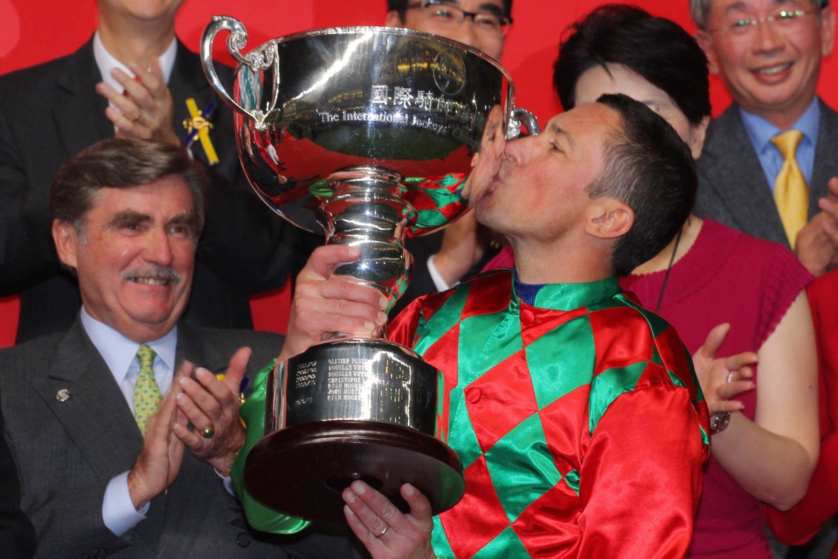 Frankie Dettori celebrates after winning the IJC in 2011. Photos: Kenneth Chan